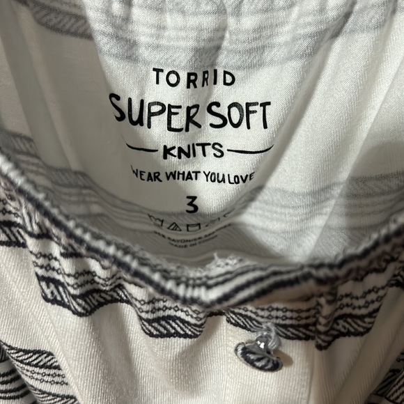 Women’s Top - Off Shoulder - Picture 3 of 4